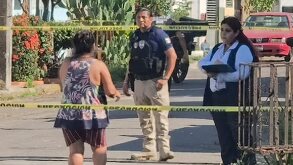 Policía en una zona resguardada con cinta policial en Boca del Río, Veracruz.