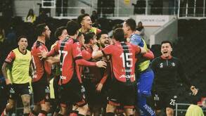 Jugadores de Atlas abrazandoce y festejando el gol que les dió el pase directo a liguilla, en el partido contra el América de la Jornada 17 del Cl26