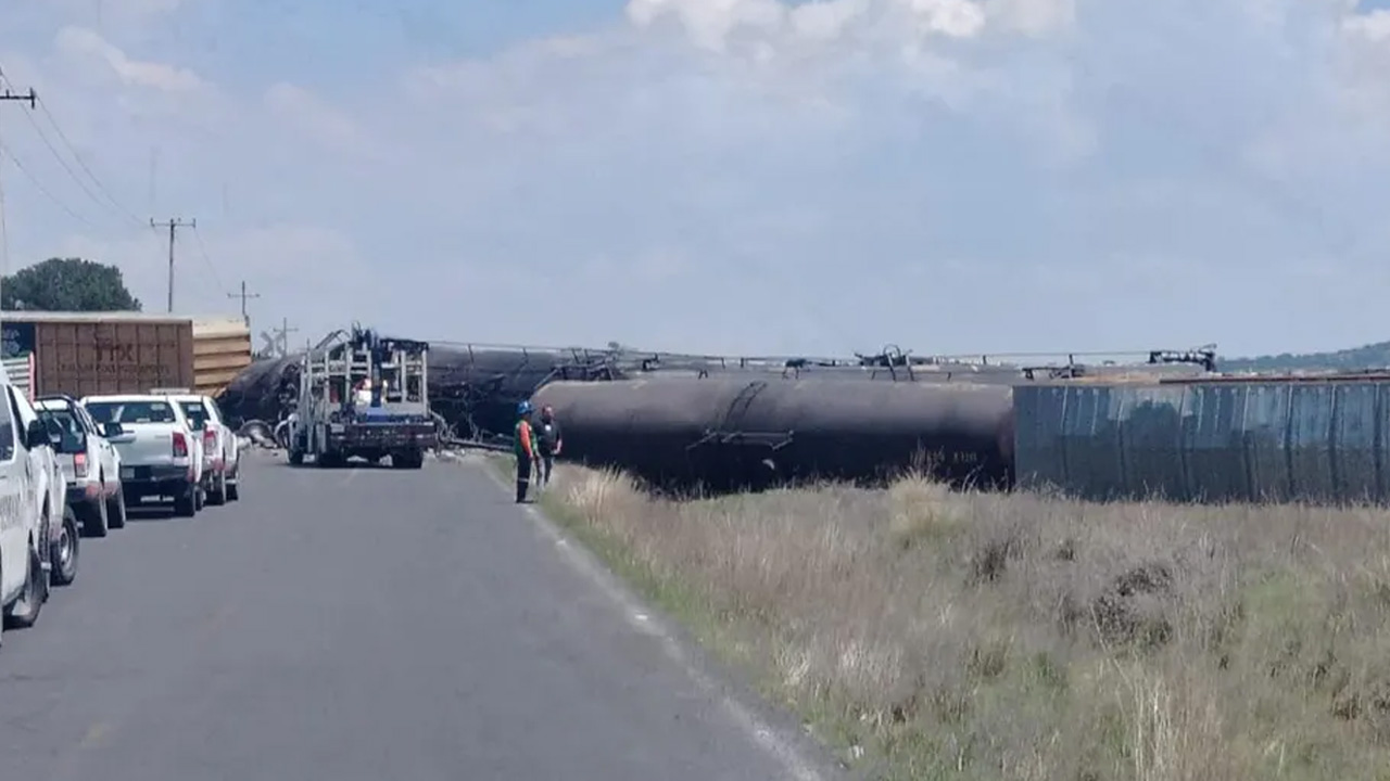 Un tren de carga con material peligroso se descarriló entre Apizaco y Yauhquemehcan, Tlaxcala.