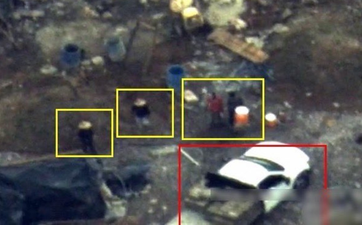 Toma aérea difentes personas en el sitio