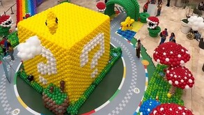 Cubo, estrellas y hongos de Super Mario Bros hechos con globos en le centro de la plaza comercial Galerías Guadalajara