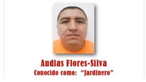 Foto de Audias Flores Silva, alias El Jardinero, vistiendo una playera naranja en una ficha de búsqueda de Estados Unidos con su nombre y alias