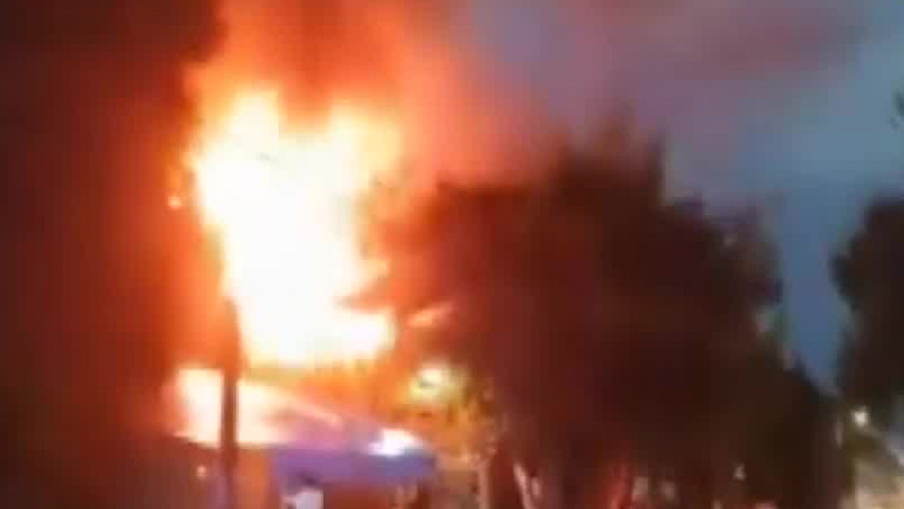 Un incendio se registró en un taller de carpintería y tapicería en la colonia Jardines de Xalostoc, Ecatepec.