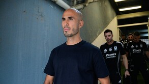 Guido Pizarro saliendo del tunel previo a un juego con Guido Pizarro.