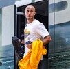 Guido Pizarro bajando del autobús previo al partido de Tigres ante Mazatlán.