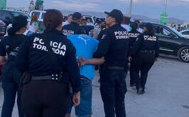 Elementos de la Policía de Torreón deteniendo a la porra de Monterrey tras altercados al término del juego contra Santos Laguna.