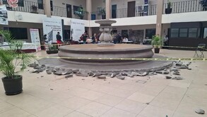 Durante la mañana de este lunes 27 de abril, un sujeto ocasionó daños en la fuente ubicada en el centro del patio de la Presidencia Municipal de Celaya.