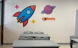 Aula con bancas vacías