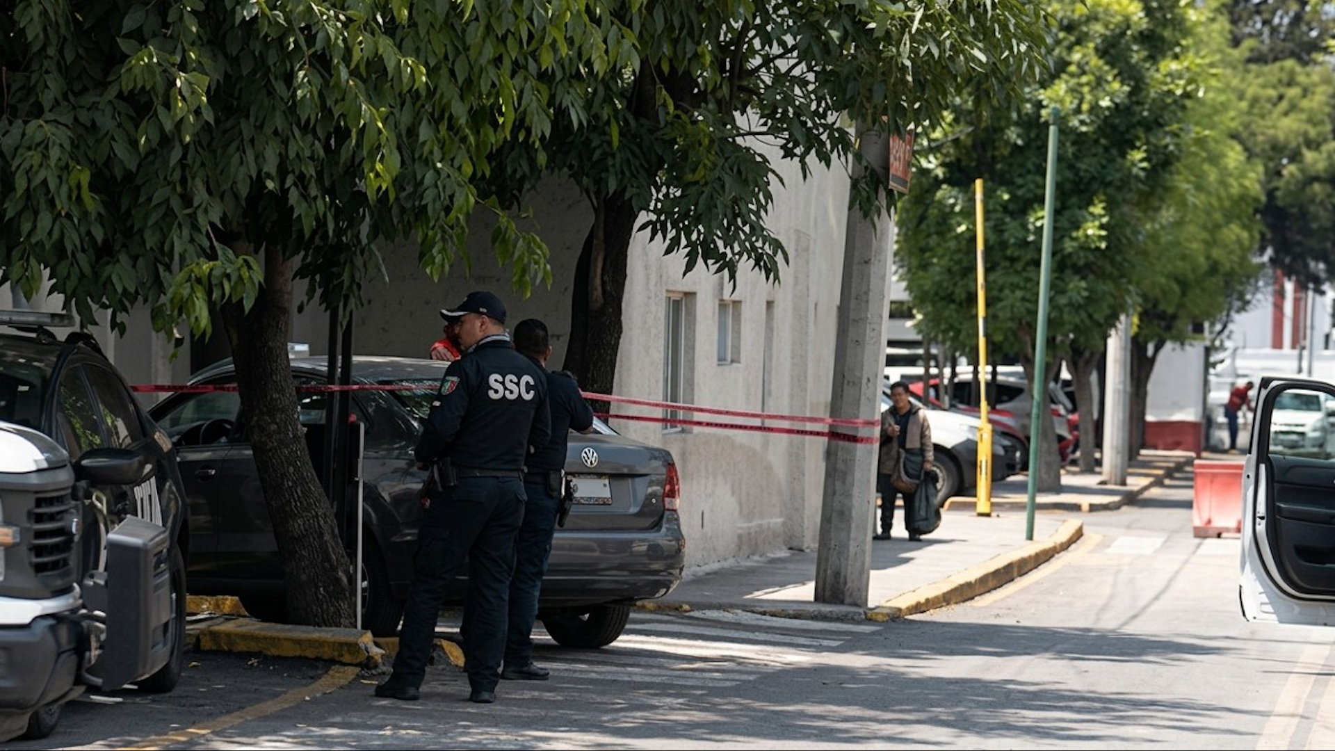 Un hombre de 40 años murió al llegar al Ministerio Público de Iztapalapa tras ser detenido en la Central de Abasto. La Fiscalía de la CdMx investiga el caso.