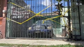 Se observa un portón y una cinta amarilla de precaución.