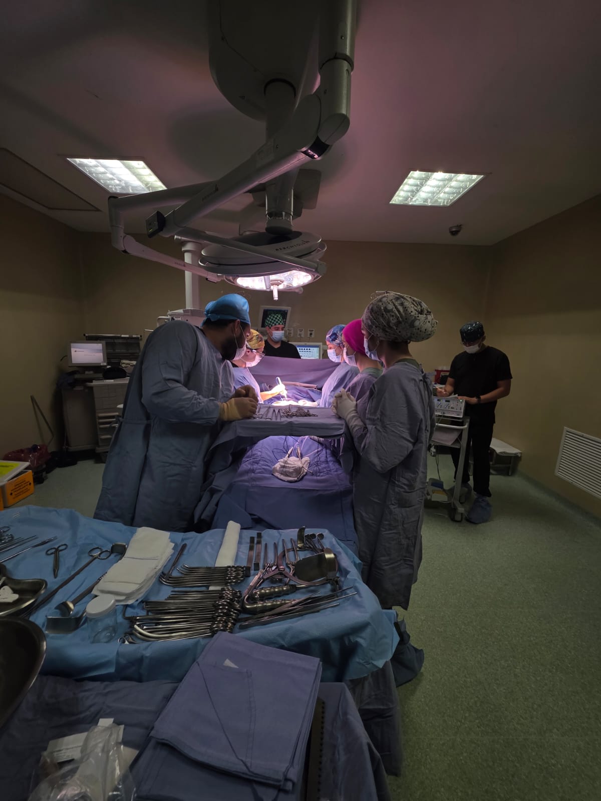 Doctores realizando una cirugía en hospital en Guadalajara