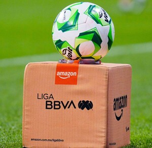 Balón oficial de la Liga MX en el Estadio Banorte.