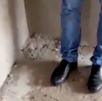 Grabación de las piernas de un hombre vistiendo jeans y botas negras.