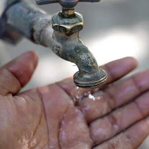 Afectaciones en presión de agua por trabajos de Sideapa en Gómez Palacio.