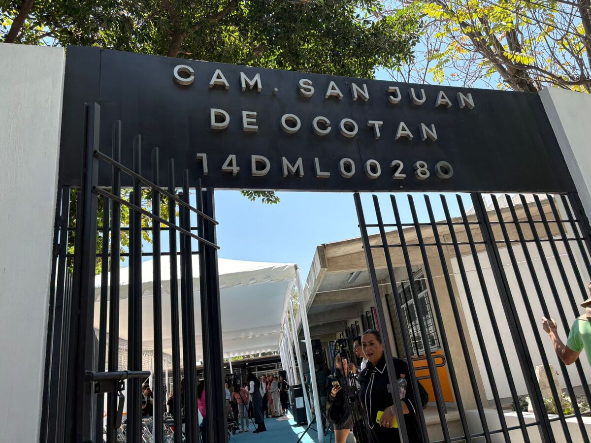 Aula con guitarra y bancas vacías