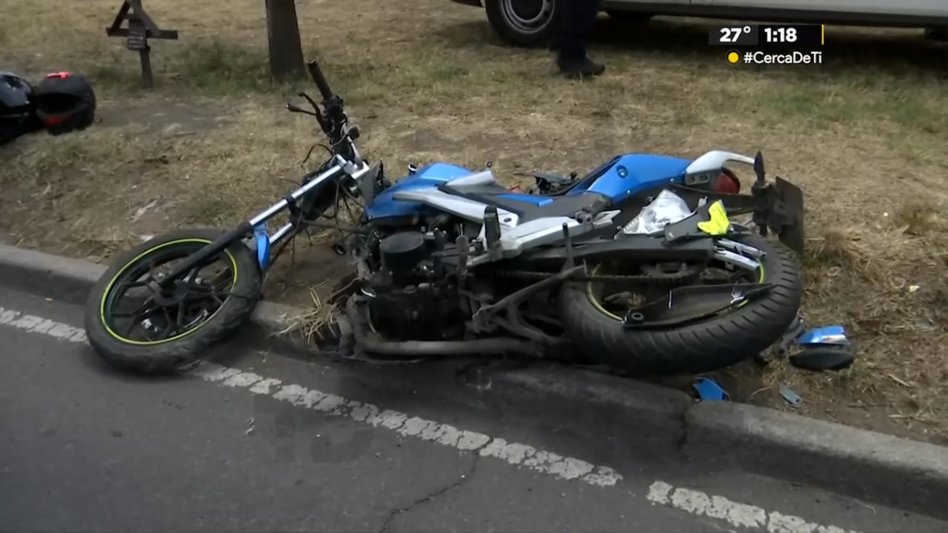 Motociclista herido tras impactar contra auto en la Calzada Ignacio Zaragoza, Iztapalapa. Paramédicos del CRUM atienden la emergencia en carriles centrales.