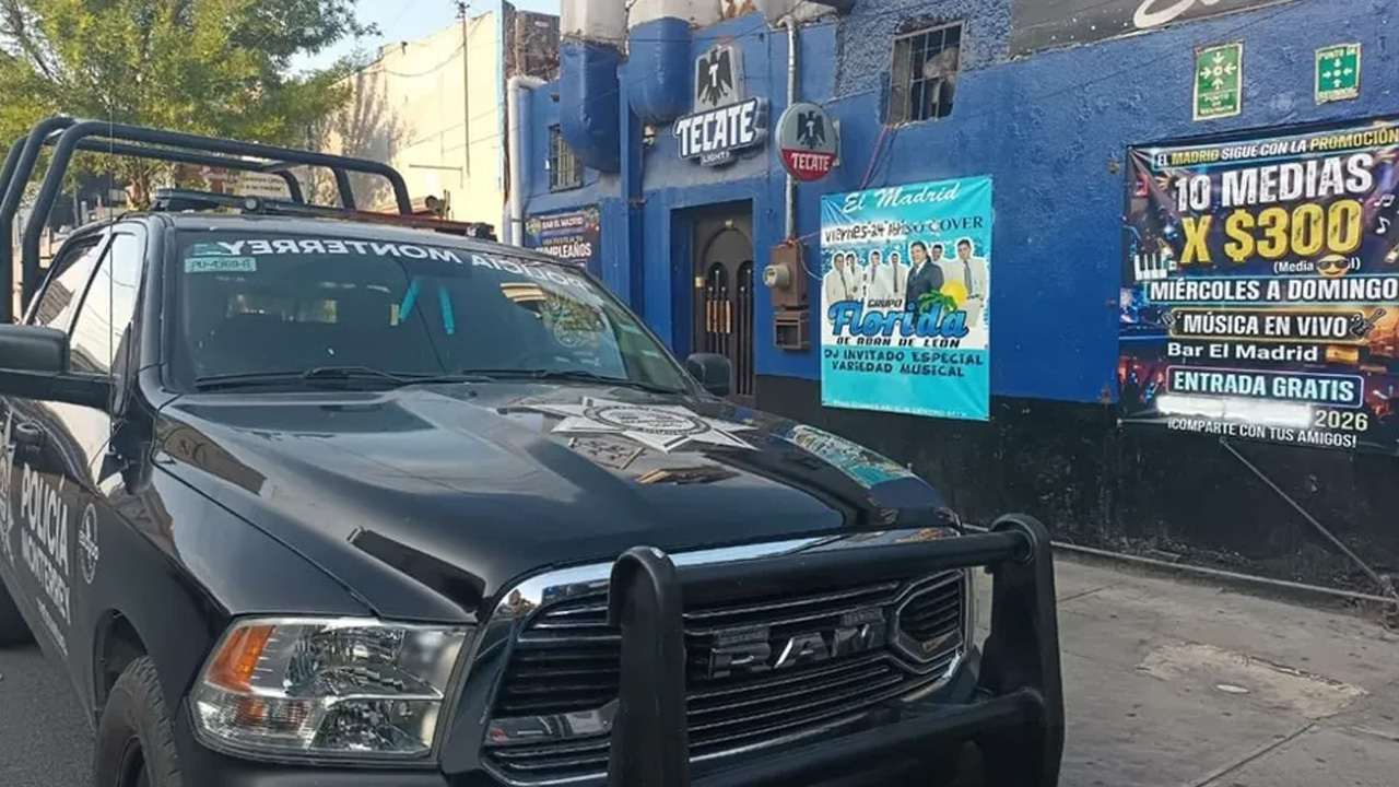 Una mujer de entre 55 y 60 años murió tras desvanecerse mientras bailaba en un bar sobre avenida Pino Suárez, en el centro de Monterrey.