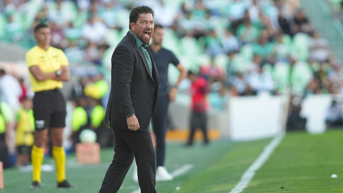 Omar Tapia dirigiendo a Santos Laguna