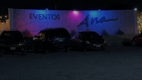 Se observa una fachada de un salón de eventos que tiene letras que dicen Eventos Ana.