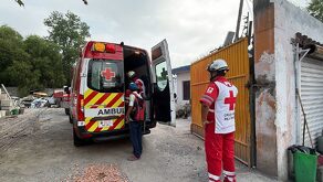 Paramédicos de la Cruz roja atendiendo atropello en Monterrey.
