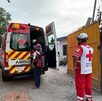 Paramédicos de la Cruz roja atendiendo atropello en Monterrey.
