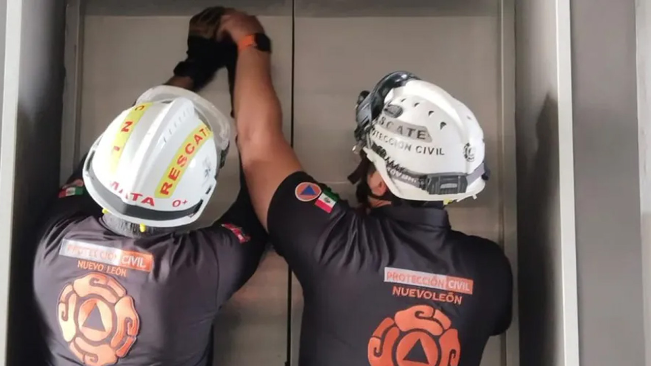 Siete personas fueron rescatadas tras quedar atrapadas en un elevador de una plaza comercial en la colonia Obrera, en Monterrey.