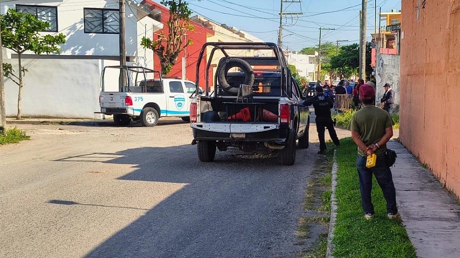 Hombre viendo llegada de policías a un fraccionamiento de Veracruz.