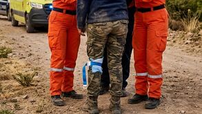 Foto generada con IA de mujer herida en pierna.