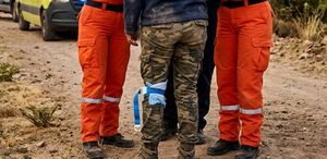 Foto generada con IA de mujer herida en pierna.
