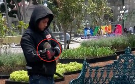 Mujer graba el momento en el que un hombre adopta una rata en Puebla.