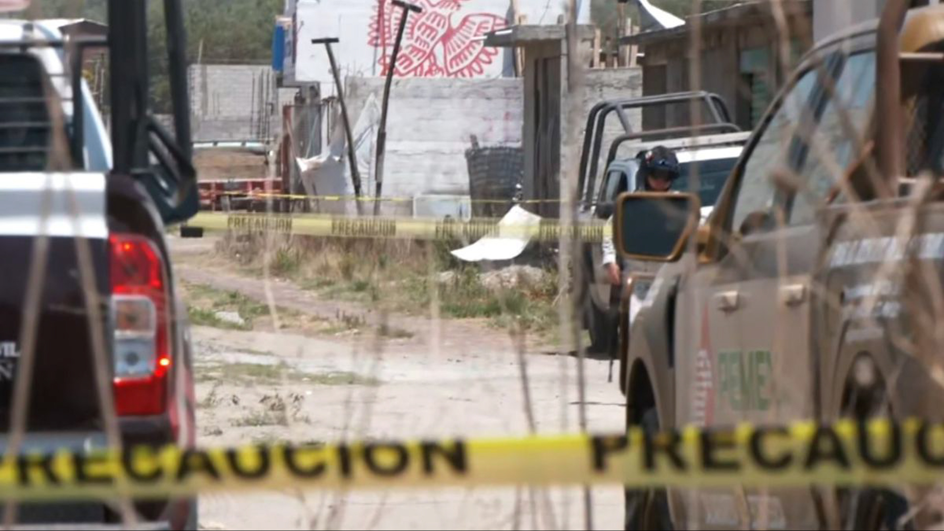 Tres hombres atrapados en un túnel de 90 metros en Acolman, Estado de México. Intentaban robar combustible de un ducto de Pemex en Santa Catarina.