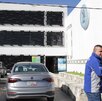 dos personas del sindicato de volkswagen en un estacionamiento