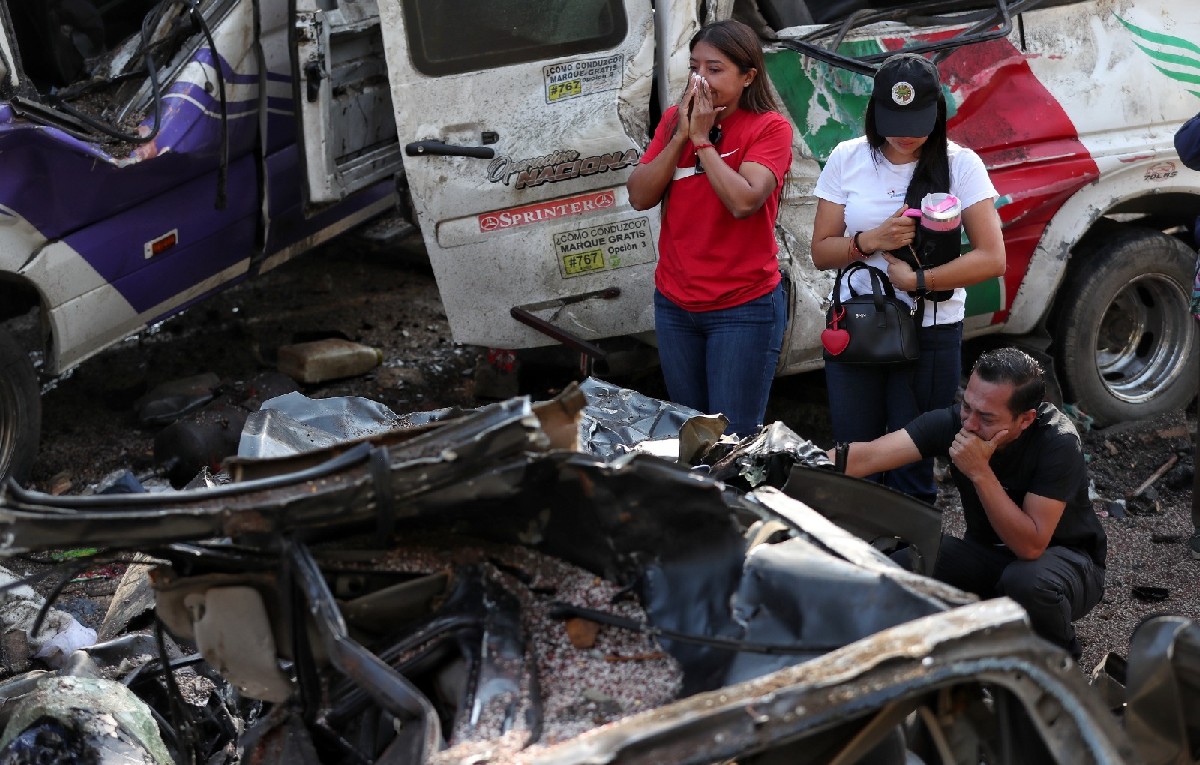 Familiares de víctimas en el lugar del atentado en Cajibio, Colombia, el 26 de abril del 2026.