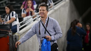 'Tato' Noriega caminando rumbo a la cancha previo a un partido de Rayadas.