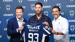 'Tato' Noriega junto a Héctor Lara en la presentación oficial de Sergio Ramos con Rayados.