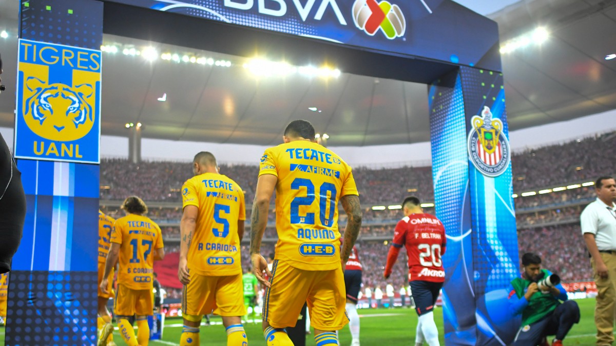 Jugadores de Tigres y Chivas saliendo rumbo a la final del 2023.