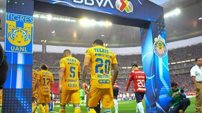Jugadores de Tigres y Chivas saliendo rumbo a la final del 2023.