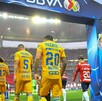 Jugadores de Tigres y Chivas saliendo rumbo a la final del 2023.