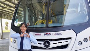 Persona trabajadora de RUTA enfrente de una de las unidades