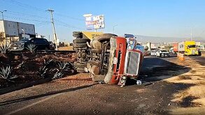 Un tráiler volcó en el Nuevo Periférico a la altura de Cima Serena, afectando el paso del Aeropuerto hacia Zapotlanejo. Hay cierre parcial de carriles por derra