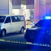 Patrulla de policía y vehículo forense en una escena del crimen en Puebla.