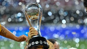 Trofeo oficial de la Liga MX levantado por Tigres en 2023.