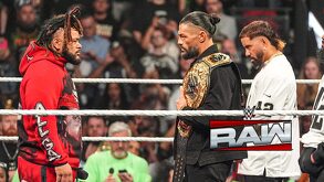 Jacob Fatu confrontando a Roman Reigns y The Usos en WWE RAW