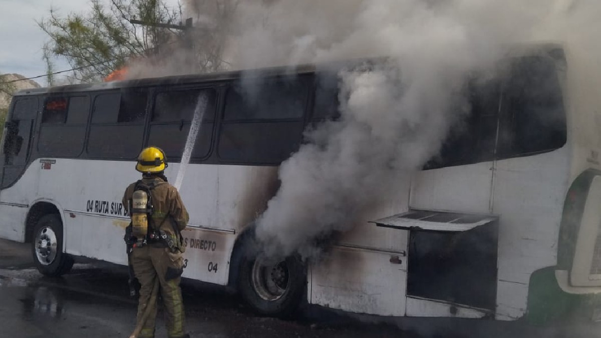 Camión en color blanco con humo saliendo y quemado