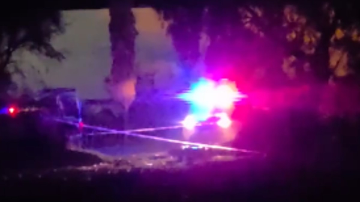 Policías acordonan lugar donde mataron a un hombre frente a su familia en Tlaxcoapan, Hidalgo.