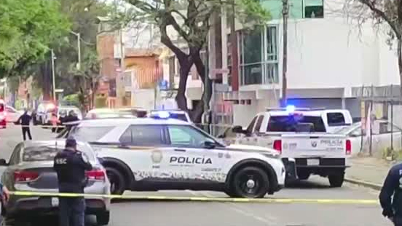Un automovilista murió tras ser atacado a balazos por dos sujetos en motocicleta en calles de la alcaldía Gustavo A. Madero.