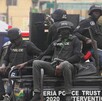 Cuatro agentes de la Policía de Nigeria a bordo de una patrulla con armas largas, cascos y chalecos de seguridad
