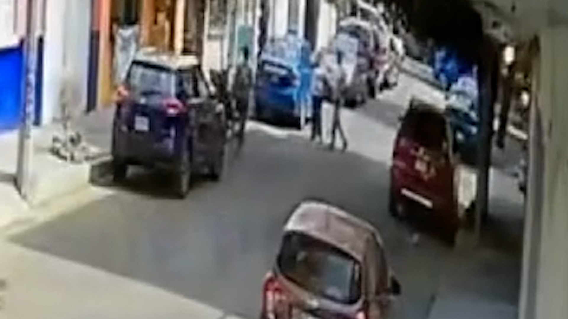 Cámaras de seguridad captan el robo a una mujer en la Agrícola Oriental. Vecinos denuncian que la policía de Iztacalco tarda media hora en atender emergencias.