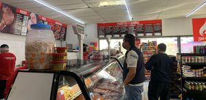 Regios acuden a carnicerías para recibir el Año Nuevo con carne asada.