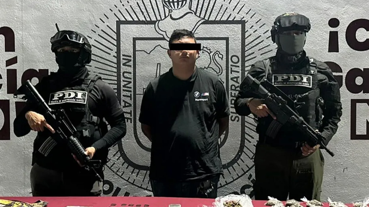Policías de García detuvieron a dos hombres en la colonia Altavilla; uno portaba dosis de droga y el otro agredió a oficiales.